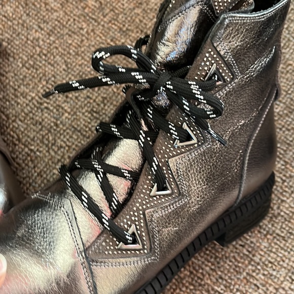 Super fun shiny boots - Picture 3 of 9